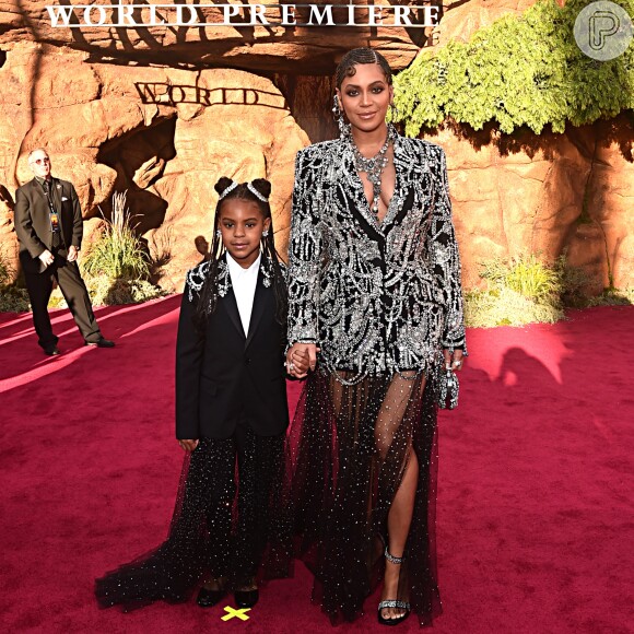 Beyoncé chegou de mãos dadas com a filha, Blue Yvi, na estreia do filme 'O Rei Leão'