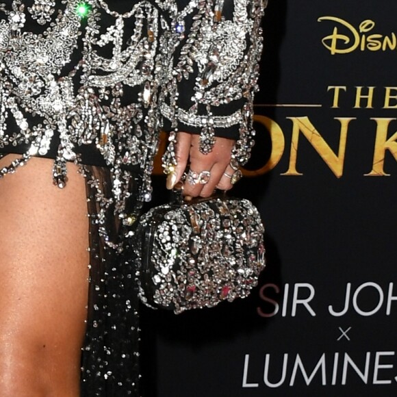 Beyoncé usou clutch bodada em cristal by Alexander McQueen