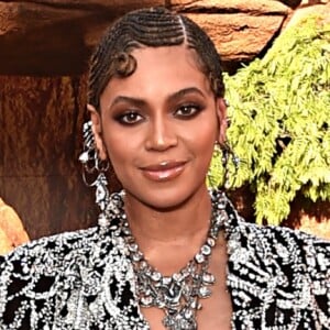 Beyoncé apostou em penteado com tranças da raiz às pontas e maquiagem em tom terroso