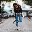 Sapatos de salto dão mais glamour ao look básico de calça jeans com camiseta