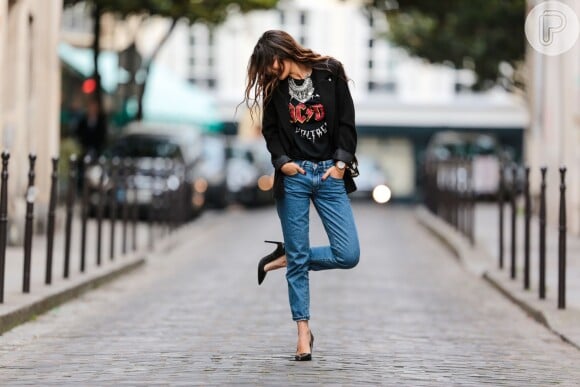 Sapatos de salto dão mais glamour ao look básico de calça jeans com camiseta