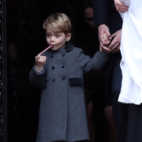 Príncipe George foi clicado com carinha divertida ao comer um doce 