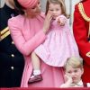 Será que Príncipe George ficou meio entendiado no aniversário da bisavó, Rainha Elizabeth?