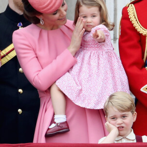 Será que Príncipe George ficou meio entendiado no aniversário da bisavó, Rainha Elizabeth?