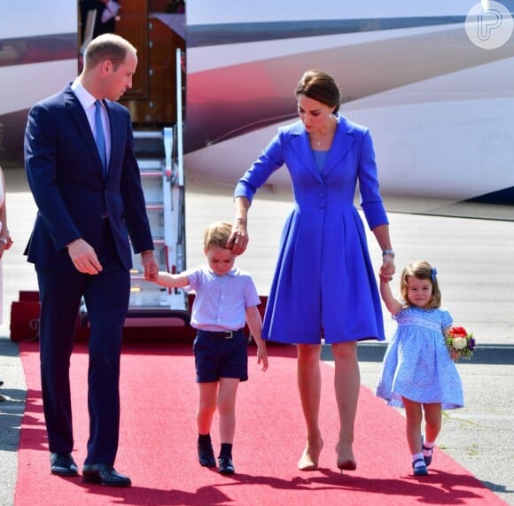 Príncipe George apareceu com look combinando com o da família em viagem real