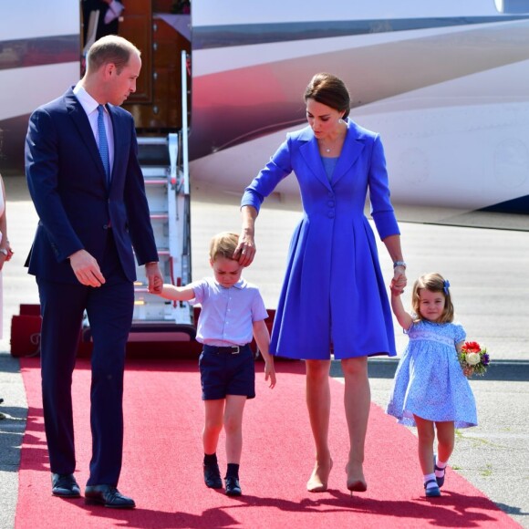 Príncipe George apareceu com look combinando com o da família em viagem real