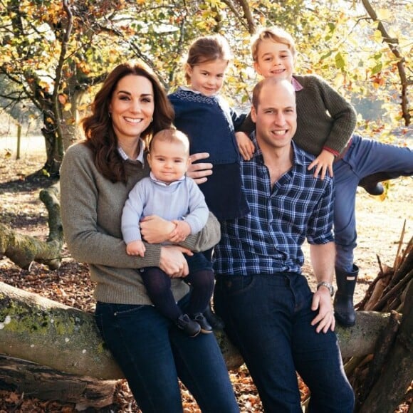 Príncipe George apareceu animado no clique com os dois irmãos, Charlotte e Louis