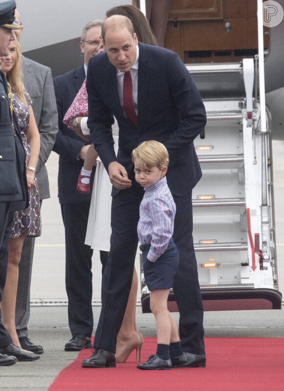 Príncipe George parece não ter gostado muito do que ouviu do pai, Príncipe William, nessa foto