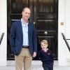 Príncipe George foi levado à escola pelo pai no seu primeiro dia de aulas