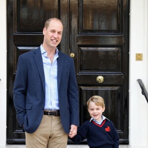 Príncipe George foi levado à escola pelo pai no seu primeiro dia de aulas