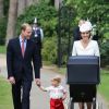 Príncipe George, já maiorzinho, acompanhava os pais e a irmã, ainda no carrinho, em eventos formais