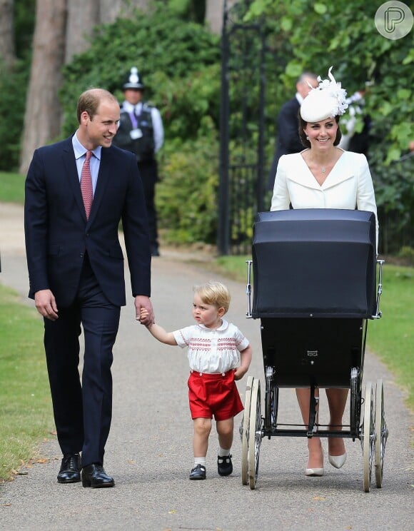 Príncipe George, já maiorzinho, acompanhava os pais e a irmã, ainda no carrinho, em eventos formais