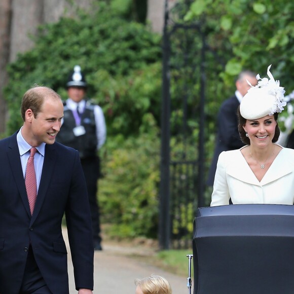 Príncipe George, já maiorzinho, acompanhava os pais e a irmã, ainda no carrinho, em eventos formais