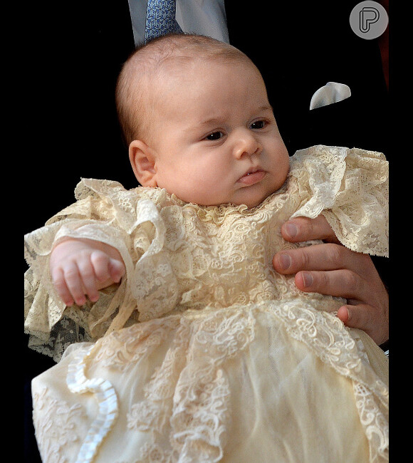 Em seu batizado, Príncipe George usou a veste tradicional da família real britânica 