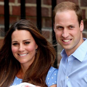 Uma das primeiras fotos de George foi quando ele deixou a maternidade com os pais, Kate Middleton e William