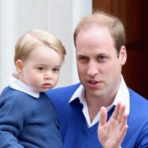 Príncipe George já apareceu com look parecido com o do pai, William, em foto