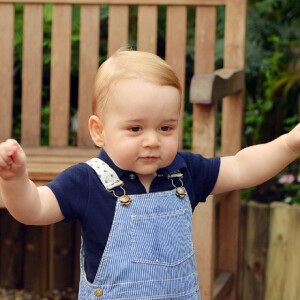 Príncipe George também esbanjou estilo desde os primeiros anos de vida: olha que amor esse macacão jeans
