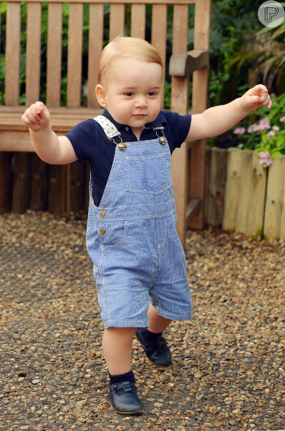 Príncipe George também esbanjou estilo desde os primeiros anos de vida: olha que amor esse macacão jeans