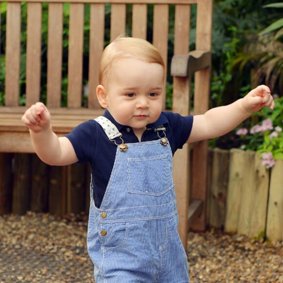 Príncipe George também esbanjou estilo desde os primeiros anos de vida: olha que amor esse macacão jeans