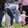 Príncipe George estava bastante animado, mas precisou da ajuda da mãe, Kate Middleton, ao caminhar na grama 