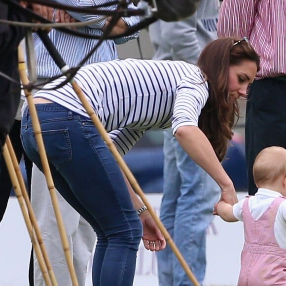 Príncipe George estava bastante animado, mas precisou da ajuda da mãe, Kate Middleton, ao caminhar na grama 