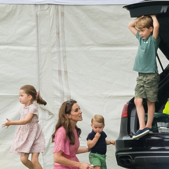 Príncipe George apareceu extrovertido ao assistir uma partida de polo do pai em família