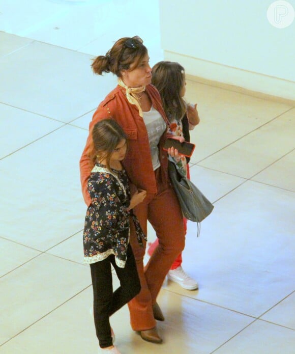 Giovanna Antonelli curte passeio com as filhas gêmeas no shopping Village Mall, no Rio de janeiro 