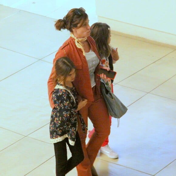 Giovanna Antonelli curte passeio com as filhas gêmeas no shopping Village Mall, no Rio de janeiro 