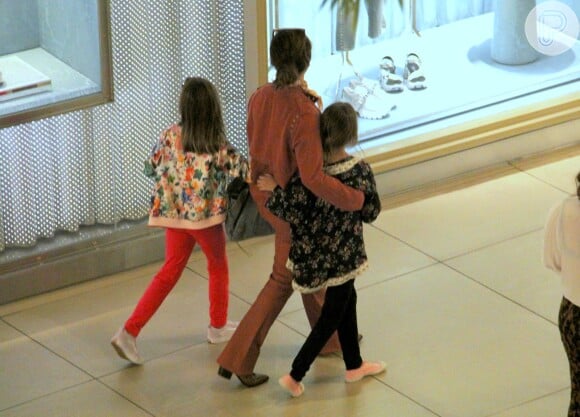 Giovanna Antonelli anda abraçada às filhas gêmeas em shopping