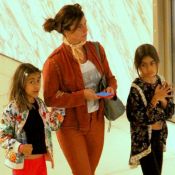 Giovanna Antonelli ganha chamego e anda abraçada com filhas gêmeas em passeio