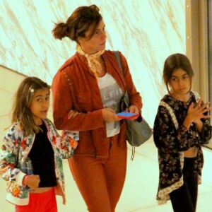 Giovanna Antonelli curte passeio com as filhas gêmeas no shopping Village Mall, no Rio de janeiro, na noite desta quarta-feira, 10 de julho de 2019