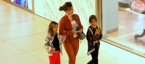 Giovanna Antonelli curte passeio com as filhas gêmeas no shopping Village Mall, no Rio de janeiro, na noite desta quarta-feira, 10 de julho de 2019