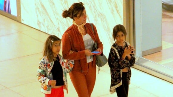 Giovanna Antonelli ganha chamego e anda abraçada com filhas gêmeas em passeio