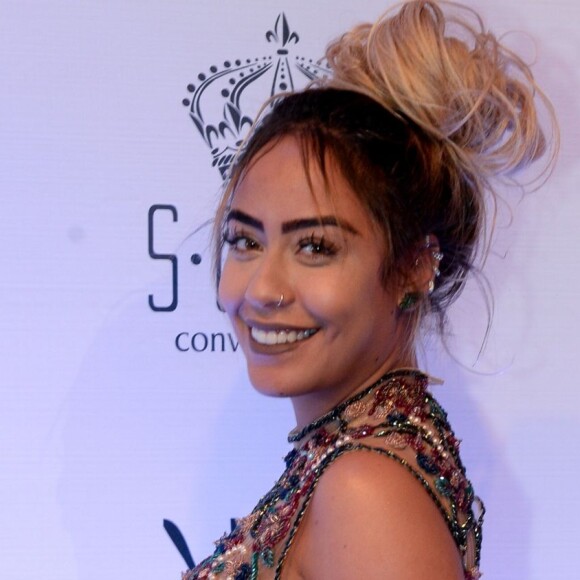 Irmã de Neymar, Rafaella Santos aposta em look repleto de tendências para passear por Nova York nesta quinta-feira, dia 11 de julho de 2019