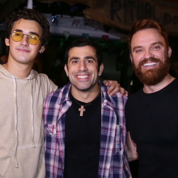 Kaysar Dadour posou com Filipe Bragança e Alex Morenno ao chegar à festa julina da novela 'Órfãos da Terra'