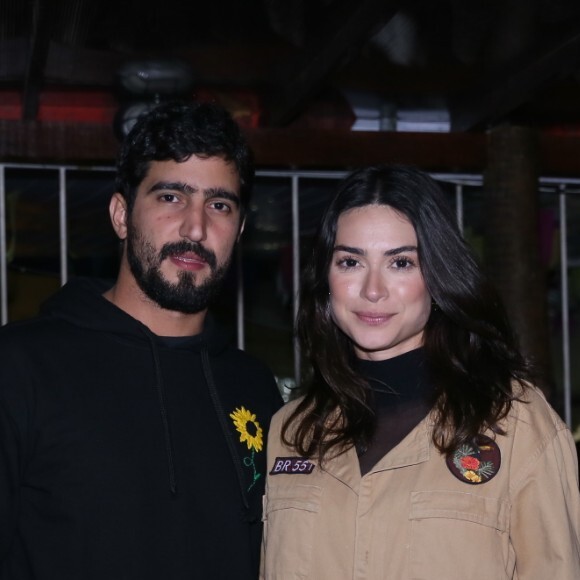 Noivos, Renato Góes e Thaila Ayala foram à festa julina do elenco da novela 'Órfãos da Terra'