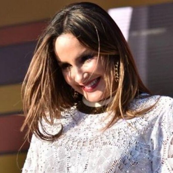 Claudia Leitte, na reta final da gravidez, aderiu ao Bottle Cap Challenge e tirou a tampinha da garrafa com o barrigão