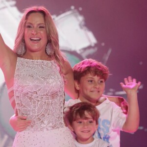 Claudia Leitte é mãe de Davi, de 10 anos, e Rafael, de 6, e divertiu o filho mais velho com a brincadeira da tampa da garrafa