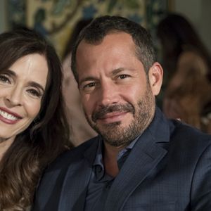 Agno (Malvino Salvador) e Lyris (Deborah Evelyn) iniciam papelada de divórcio na novela 'A Dona do Pedaço'