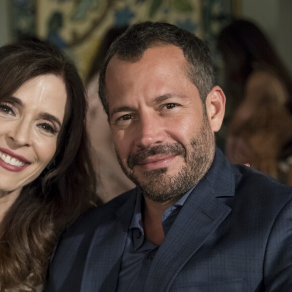 Agno (Malvino Salvador) e Lyris (Deborah Evelyn) iniciam papelada de divórcio na novela 'A Dona do Pedaço'