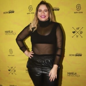 Grávida, Marilia Mendonça procura evidenciar barriguinha em looks