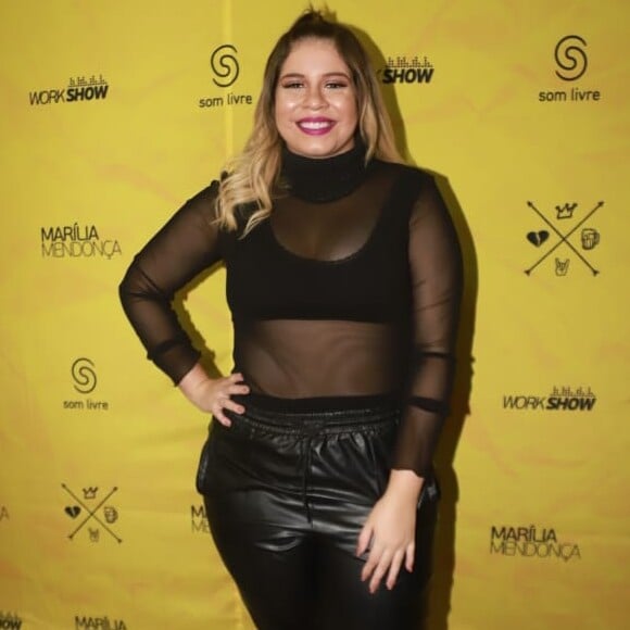 Grávida, Marilia Mendonça procura evidenciar barriguinha em looks