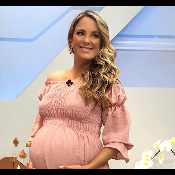 Ticiane Pinheiro beija a filha, Manuella, em 14 de julho de 2019