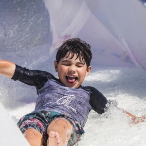 O filho caçula de Wanessa, José Marcus, se divertiu em um dos tobogãs do Beach Park