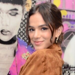 Bruna Marquezine aparece de costas, curtindo a festa com Younes Bendjima