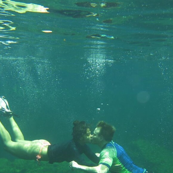 Michel Teló e Thais Fersoza compartilham foto romântica no mar no Instagram nesta quinta-feira, dia 18 de julho de 2019