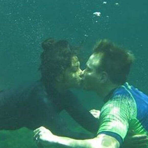 Michel Teló e Thais Fersoza se beijam debaixo d'água em foto publicada no Instagram nesta quinta-feira, dia 18 de julho de 2019