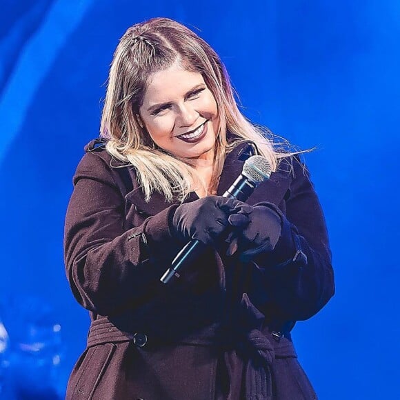 Marilia Mendonça faz trança no cabelo por baixo de gorro em show nesta quinta-feira, dia 18 de julho de 2019