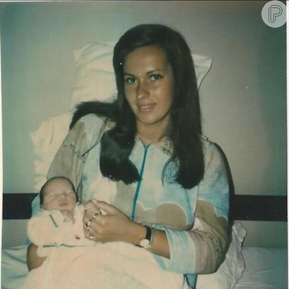Ticiane Pinheiro mostra mãe, Helo Pinheiro, quando era mais nova em foto antiga publicada nesta quinta-feira, dia 18 de julho de 2019