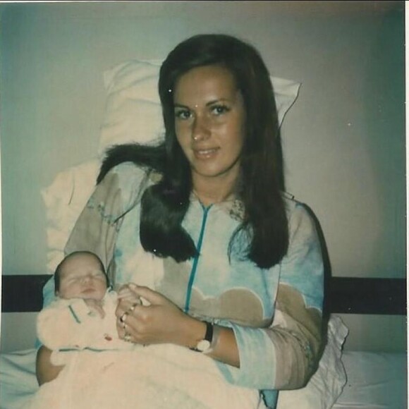 Ticiane Pinheiro mostra mãe, Helo Pinheiro, quando era mais nova em foto antiga publicada nesta quinta-feira, dia 18 de julho de 2019